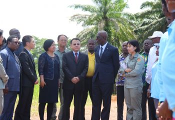 赤幾農(nóng)林部部長、巴塔總領(lǐng)事徐莊聲到示范農(nóng)場視察
