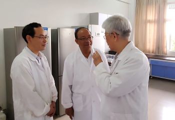 謝華安、謝聯(lián)輝院士在贛糧院士工作站指導工作