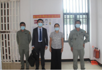 中國(guó)駐赤幾大使亓玫、經(jīng)商處秘書李聰?shù)绞痉掇r(nóng)場(chǎng)視察指導(dǎo)工作