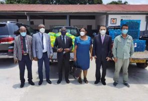 中國援赤道幾內(nèi)亞示范農(nóng)場技術(shù)援助項(xiàng)目組 向巴塔爆炸事故受難民眾捐贈生活物資