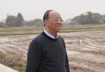 謝華安院士現(xiàn)場指導(dǎo)春耕春播工作